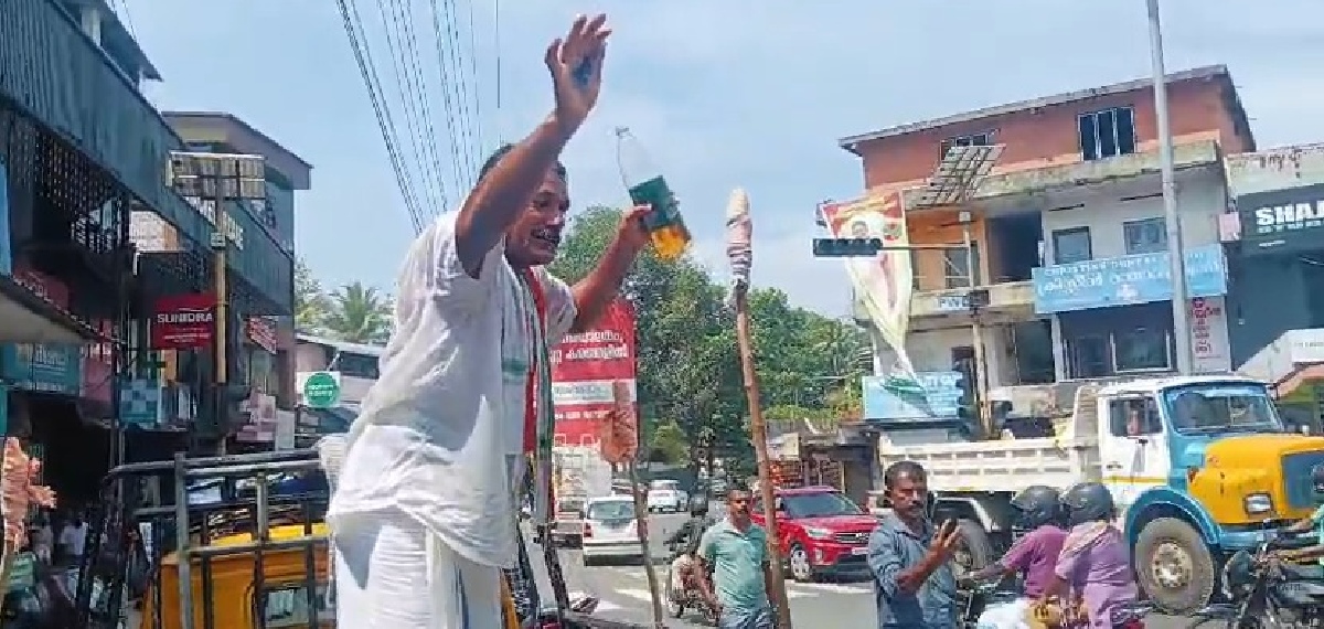 'വി ഡി സതീശനെ മുഖ്യമന്ത്രിയാക്കണം'; പെട്രോള്‍ ദേഹത്തൊഴിച്ച് ലൈറ്ററുമായി കോണ്‍ഗ്രസ് പ്രവര്‍ത്തകന്റെ പ്രതിഷേധം