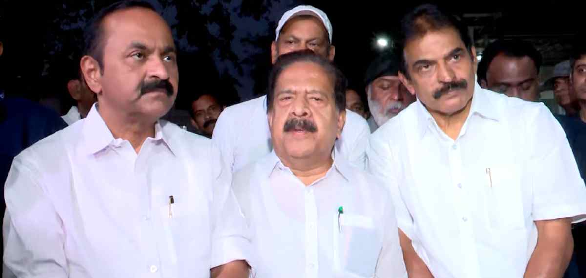 'ഫ്‌ളക്‌സ് യുദ്ധം കോൺഗ്രസിൽ വിഭാഗീയത എന്ന പ്രചാരണമുണ്ടാക്കി, എല്ലാം അവസാനിപ്പിക്കണം'; പ്രവർത്തകരോട് നേതാക്കൾ