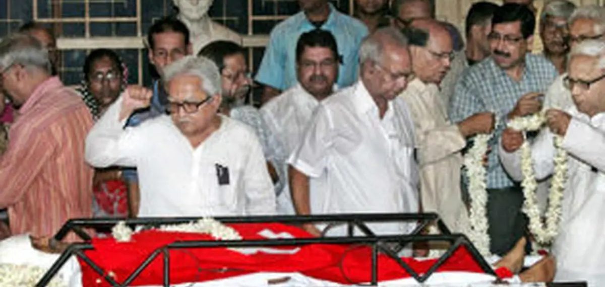 Former Chief Minister Buddhadeb Bhatacharjee, Left Front chairman Biman Bose and other leaders pay their last respects to Pradip Tah, former MLA from Bardhaman