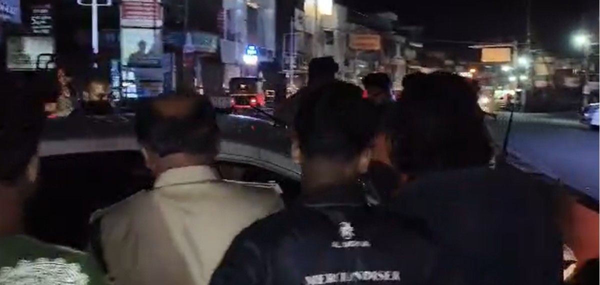 ഡിവൈഡറിൽ കാറിടിച്ച് അപകടം ; രണ്ട് പേർക്ക് ഗുരുതര പരിക്ക്