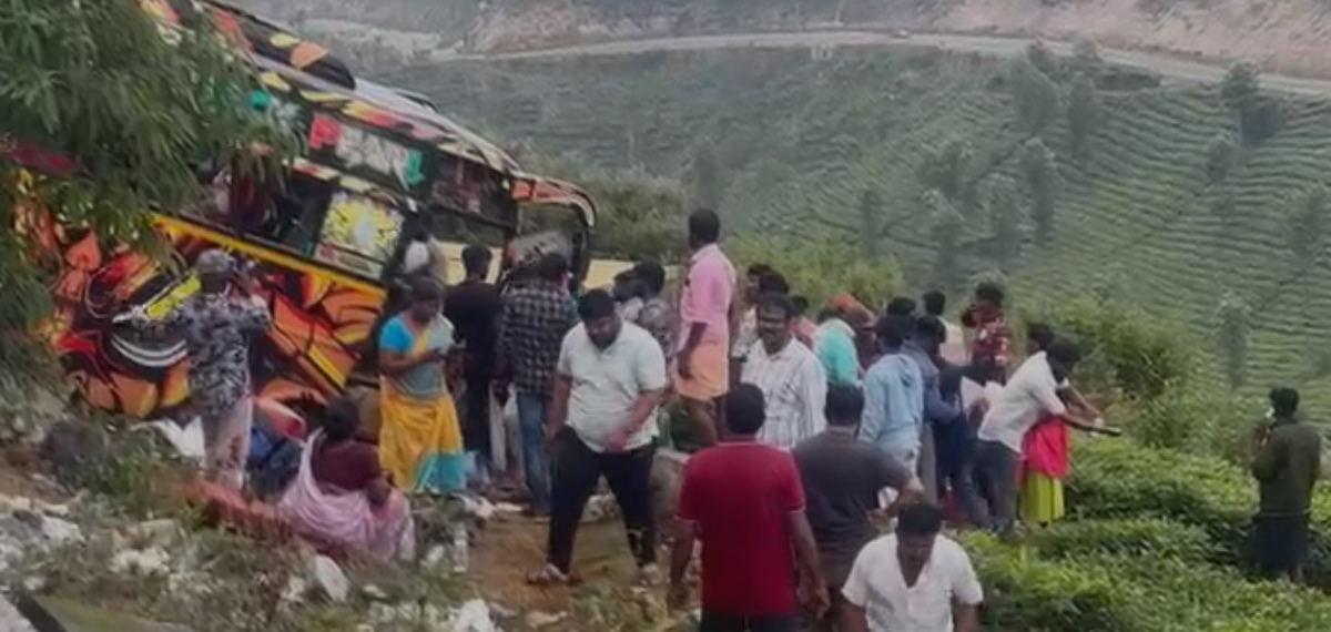 ഇടുക്കിയില്‍ മിനി ബസ് താഴ്ചയിലേക്ക് മറിഞ്ഞു; ഒരുമരണം, രണ്ട് പേരുടെ നില ഗുരുതരം