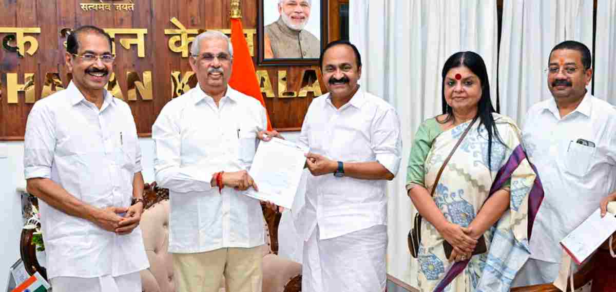 ലോക്ഭവനിലെത്തി ഗവർണറെ കണ്ട് വി ഡി സതീശൻ; സത്യപ്രതിജ്ഞ തിങ്കളാഴ്ച