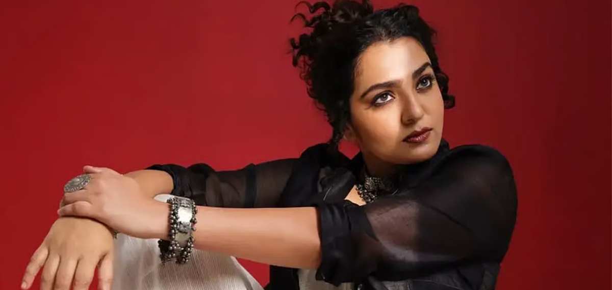 ഇനി ആക്ഷനും കട്ടും; സംവിധായക കുപ്പായമണിയാന് പാര്വതി
