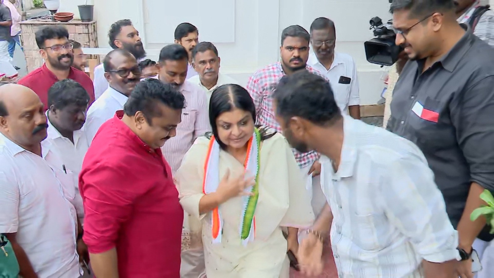 അനുനയിപ്പിക്കാന് ഹൈക്കമാന്ഡ്; രമേശ് ചെന്നിത്തലയുടെ വീട്ടിലെത്തി ദീപാദാസ് മുന്ഷി