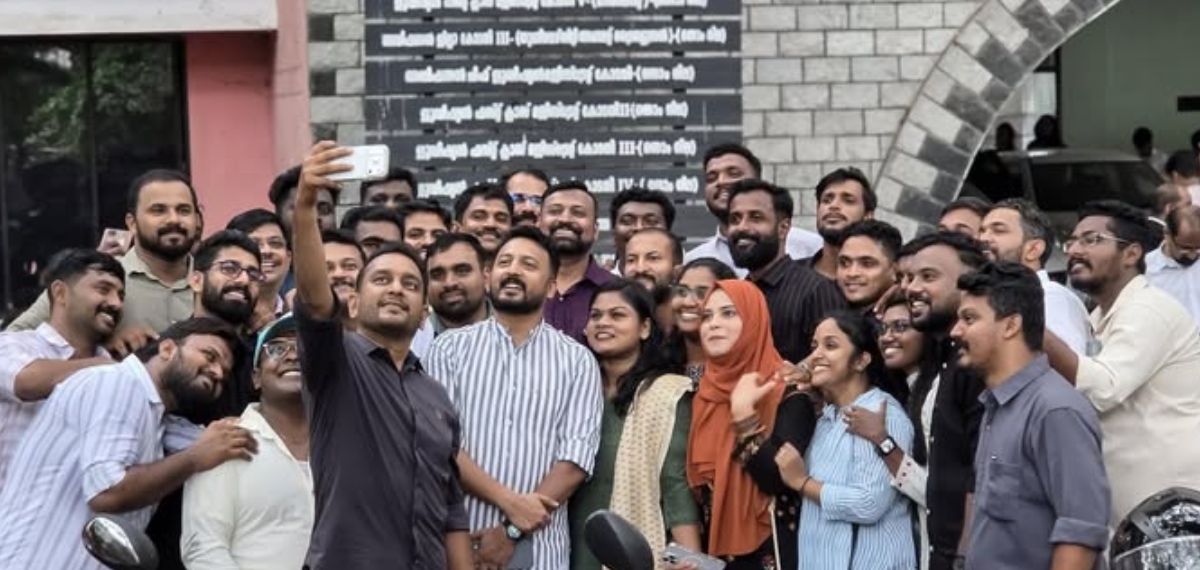 'മാക്‌സിമം വെളുപ്പിച്ചെടുക്കണം'; രാഹുൽ  മാങ്കൂട്ടത്തിലിനൊപ്പമുള്ള  ചിത്രം, പി കെ ഫിറോസിനെതിരെ രൂക്ഷ വിമർശനം