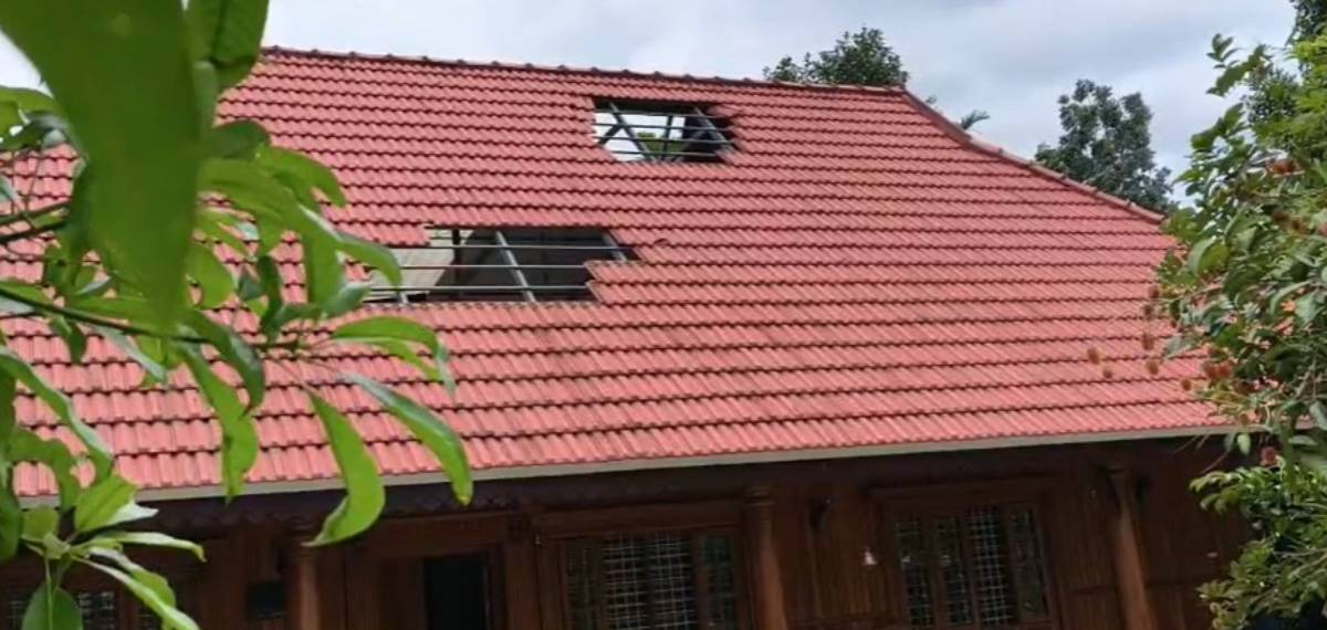നെടുമ്പാശ്ശേരിയിൽ താഴ്ന്ന് പറന്ന് വിമാനം; സമീപത്തെ വീടിന്റെ ഓടുകള് തകര്ന്നു