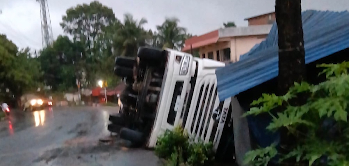 പത്തനംതിട്ടയിൽ ലോറി വീടിന് മുകളിലേക്ക് മറിഞ്ഞു; വീട്ടമ്മയ്ക്ക് ദാരുണാന്ത്യം