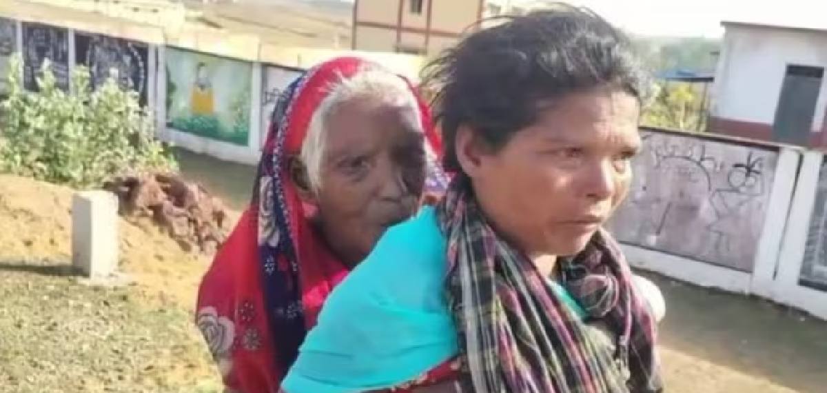 പെൻഷൻ വാങ്ങാൻ ദുരിതയാത്ര; ഛത്തീസ്ഗഡിൽ യുവതി ഭർതൃമാതാവിനെ ചുമലിലേറ്റി നടന്നത് 9 കിലോമീറ്റർ ദൂരം