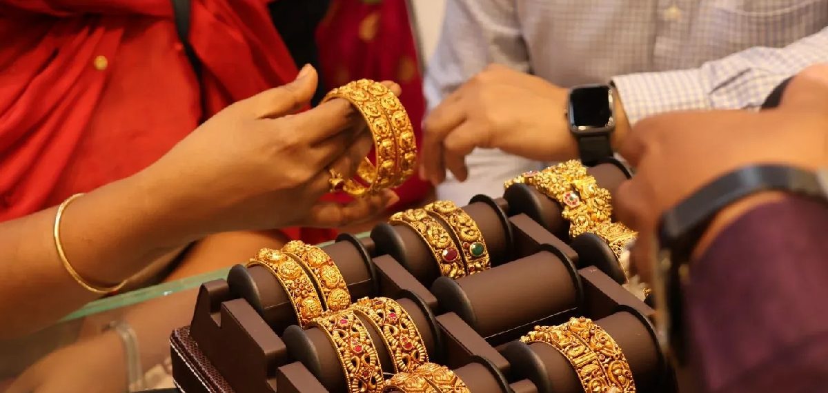 കുറച്ച് സ്വർണം വാങ്ങിയാലോ? സംസ്ഥാനത്ത് സ്വർണവിലയില് തുടർച്ചയായ ഇടിവ്
