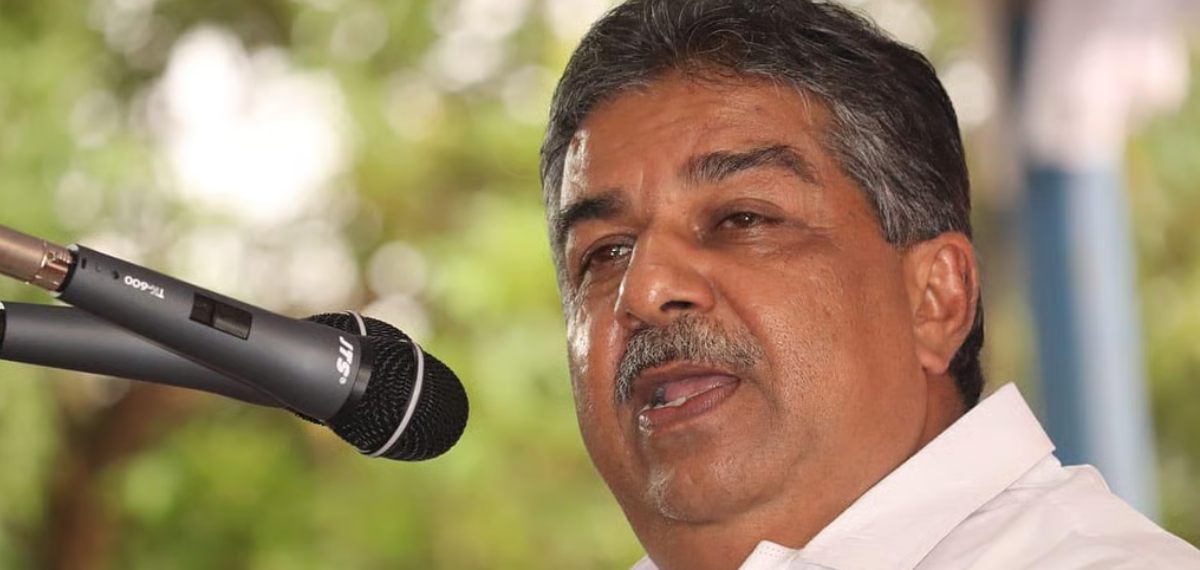 'കോണ്‍ഗ്രസിനെ ബിജെപി തൊഴുത്തില്‍ കെട്ടുന്നു, അതിന്റെ തുടക്കമാണ് ഈ റെയ്ഡ്; അവര്‍ കോണ്‍ഗ്രസിനെ വില്‍ക്കും'