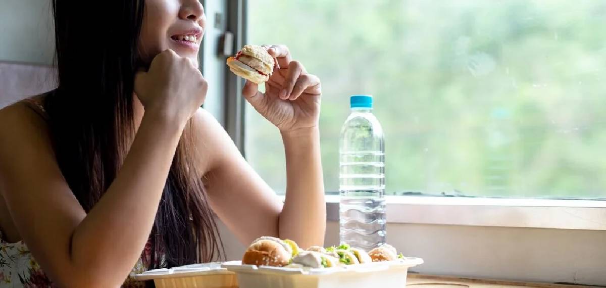drink water while eating