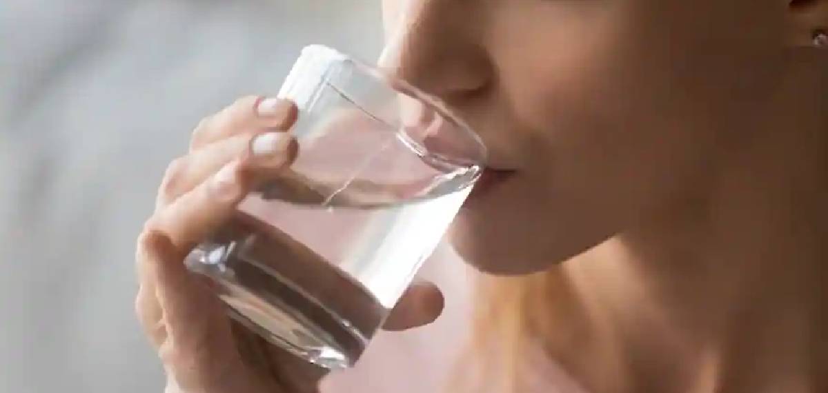drink water while eating