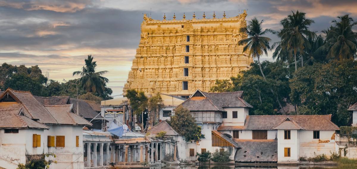 കാണാതായെന്ന് പറയുന്ന ആഭരണങ്ങള് ലോക്കറിലുണ്ട്; പൊലീസിനെ തള്ളി പത്മനാഭസ്വാമി ക്ഷേത്രം ഭരണസമിതി