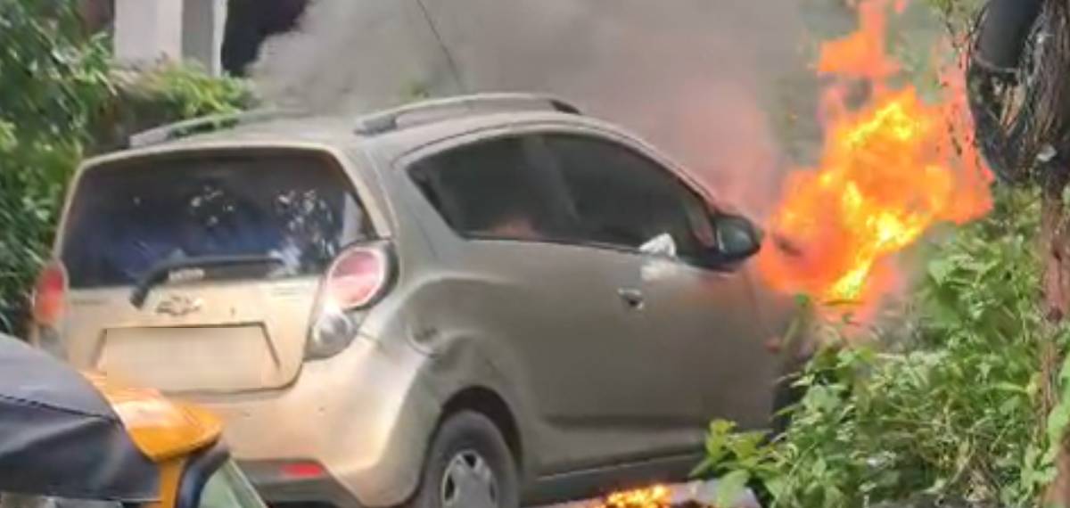 കൊല്ലത്ത് ഓടിക്കൊണ്ടിരുന്ന കാറിന് തീ പിടിച്ചു; യാത്രികര് അത്ഭുതകരമായി രക്ഷപ്പെട്ടു