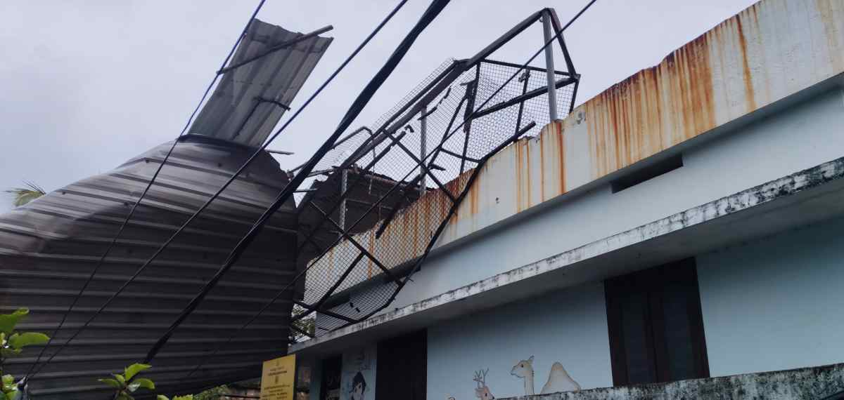 സംസ്ഥാനത്ത് വിവിധയിടങ്ങളില്‍ ശക്തമായ കാറ്റും മഴയും; കൊല്ലത്ത് അങ്കണവാടിയുടെ മേല്‍ക്കൂര തകര്‍ന്നു