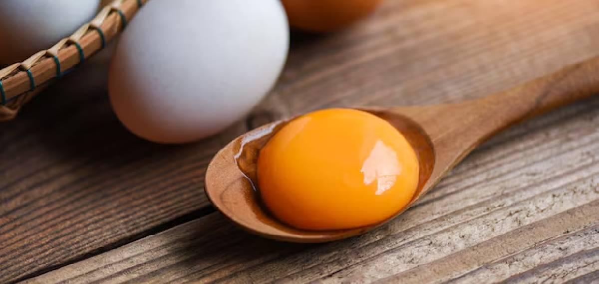 Who should avoid eating egg yolks
