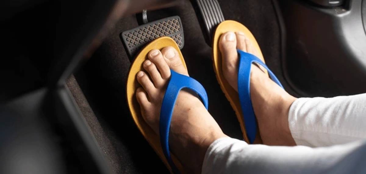 riding two wheeler wear slippers