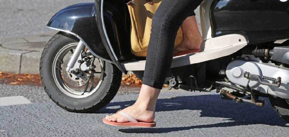 riding two wheeler wear slippers