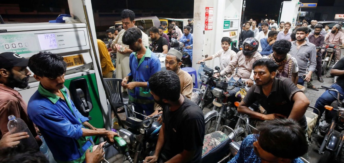 പ്രതിസന്ധികൾക്കിടയിലും പെട്രോളിന് വില കുറച്ച് പാകിസ്താൻ; ഇനിയും കുറച്ചേക്കുമെന്നും റിപ്പോർട്ട്