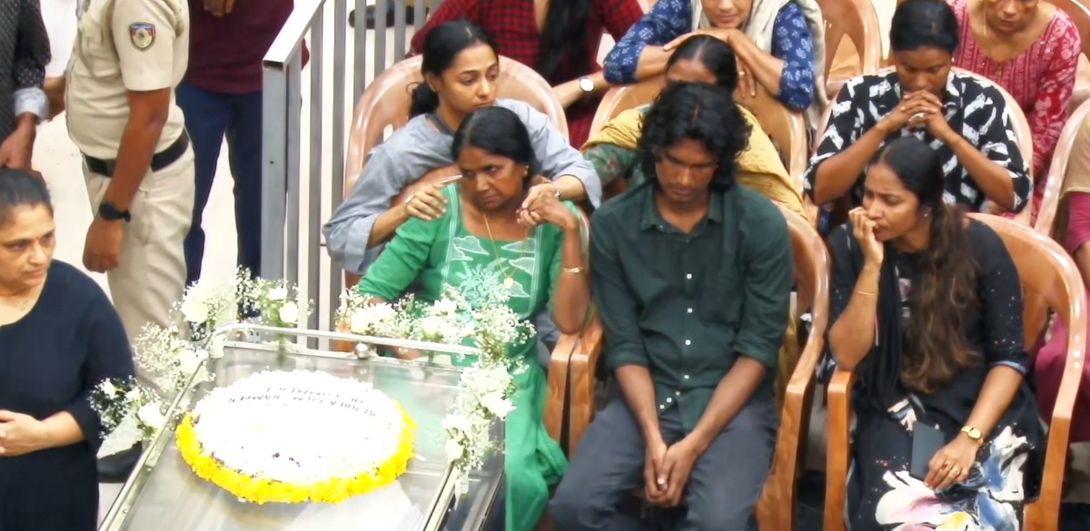 ചിരിപ്പിച്ച് മടക്കം; പ്രിയ നടനെ ഒരുനോക്ക് കാണാന്‍ ഒഴുകിയെത്തി ജനം