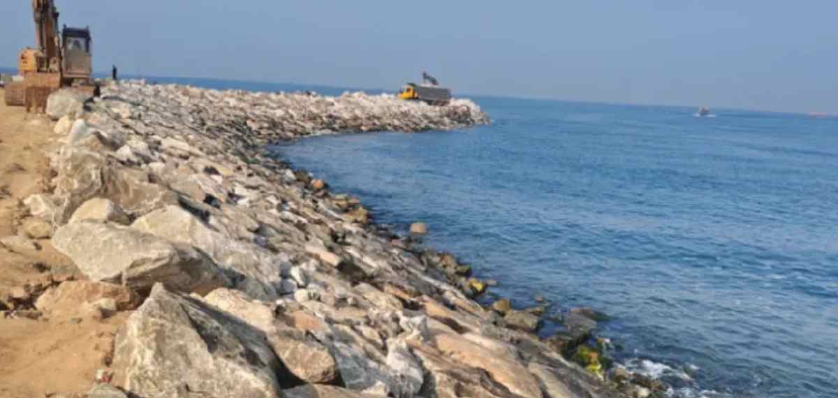 മുതലപ്പൊഴിയിൽ പുതിയ പ്രൊജക്ടുകൾ തുടർപഠനങ്ങൾക്ക് ശേഷമെന്ന് മന്ത്രി; അദാനിയില്‍ നിന്നും ഡ്രഡ്ജർ വാങ്ങാൻ ആലോചന