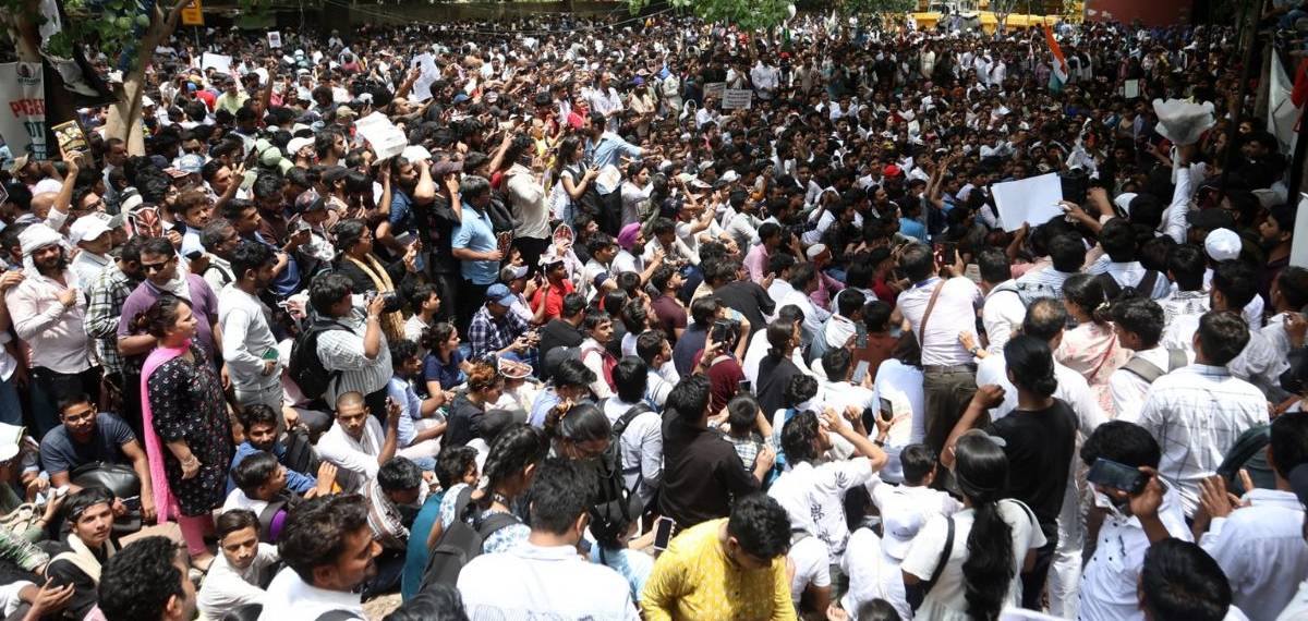 കോക്രോച്ച് ജനത പാര്‍ട്ടിയുടെ പ്രതിഷേധത്തിന്റെ ഭാഗമായി; അധ്യാപികയ്ക്ക് സസ്‌പെന്‍ഷന്‍