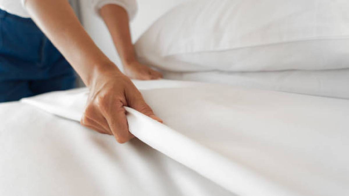 white bedsheet in hotel room