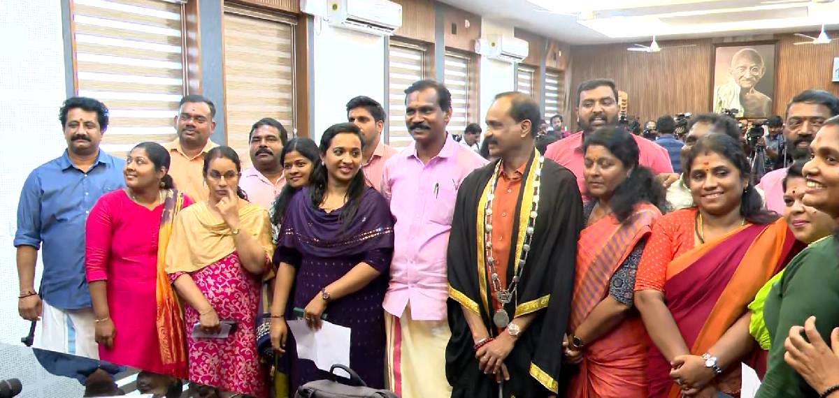 വീണ്ടും സത്യപ്രതിജ്ഞ ചെയ്ത് തിരുവനന്തപുരം കോര്പ്പറേഷന് കൗണ്സിലര്മാര്; ചട്ടവിരുദ്ധമെന്ന് എല്ഡിഎഫ്