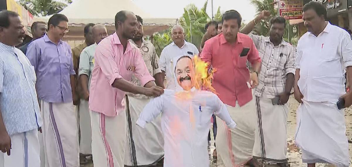 മൂലം വള്ളംകളി വിവാദം; ചമ്പക്കുളത്ത് മുഖ്യമന്ത്രിയുടെ കോലം കത്തിച്ചു