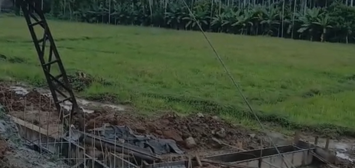 കോൺക്രീറ്റ് മിക്‌സിങ് മെഷീൻ വൈദ്യുതി കമ്പിയിൽ തട്ടി; അതിഥി തൊഴിലാളി ഷോക്കേറ്റ് മരിച്ചു