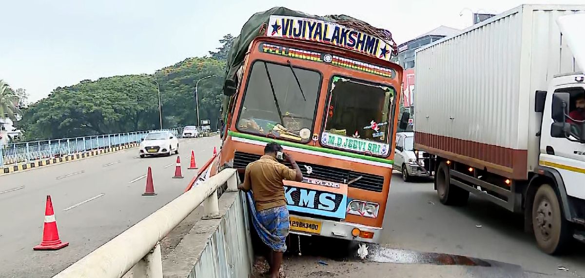 വൈറ്റില ഫ്ലൈ ഓവറിൽ ലോറി ഡിവൈഡറിലേക്ക് ഇടിച്ചുകയറി അപകടം