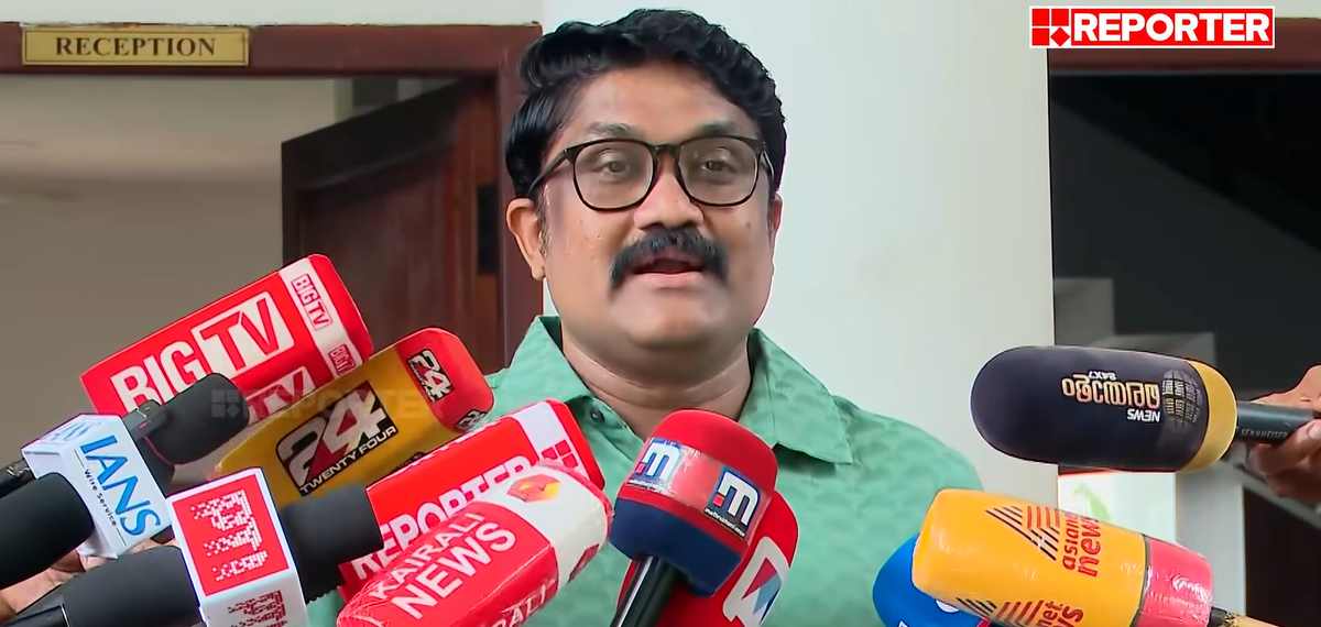'പൂപോലുമറിയാതെ പൂമ്പാറ്റ തേന് നുകരുന്നതുപോലെ വി ഡി സതീശന് വകുപ്പുകള് കവര്ന്നു ഇപ്പോള് കടലും കവരുന്നു'