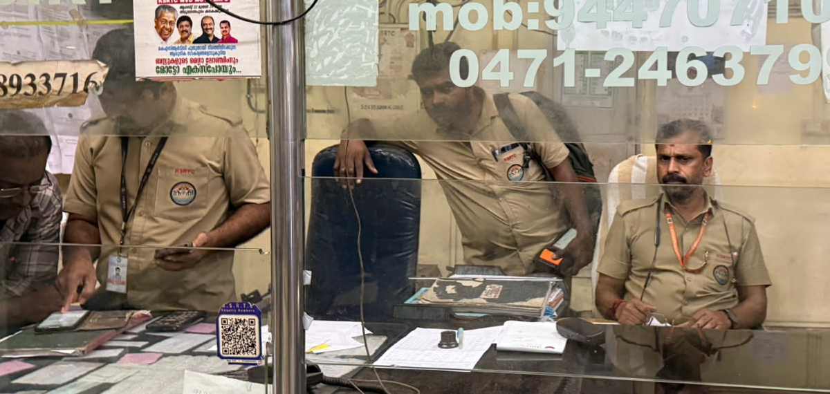 ബസിന്റെ സമയം ചോദിച്ച യാത്രക്കാരോട് മോശമായി പെരുമാറി; മൂന്ന് കെഎസ്ആര്ടിസി ജീവനക്കാര്ക്കെതിരെ അന്വേഷണം