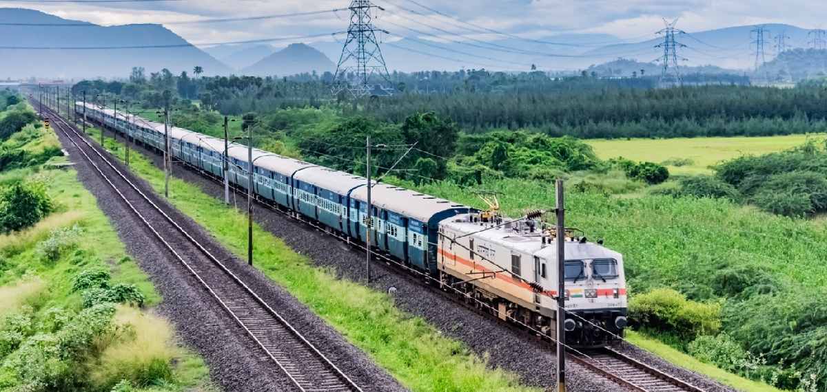ഇത്രയും നീട്ടി കൂകിവിളിച്ച് ട്രെയിന് പോകാന് കാരണം അറിയാമോ? ; ആ ഹോണ് മുഴക്കലിന് പിന്നില് പല രഹസ്യങ്ങളുണ്ട്