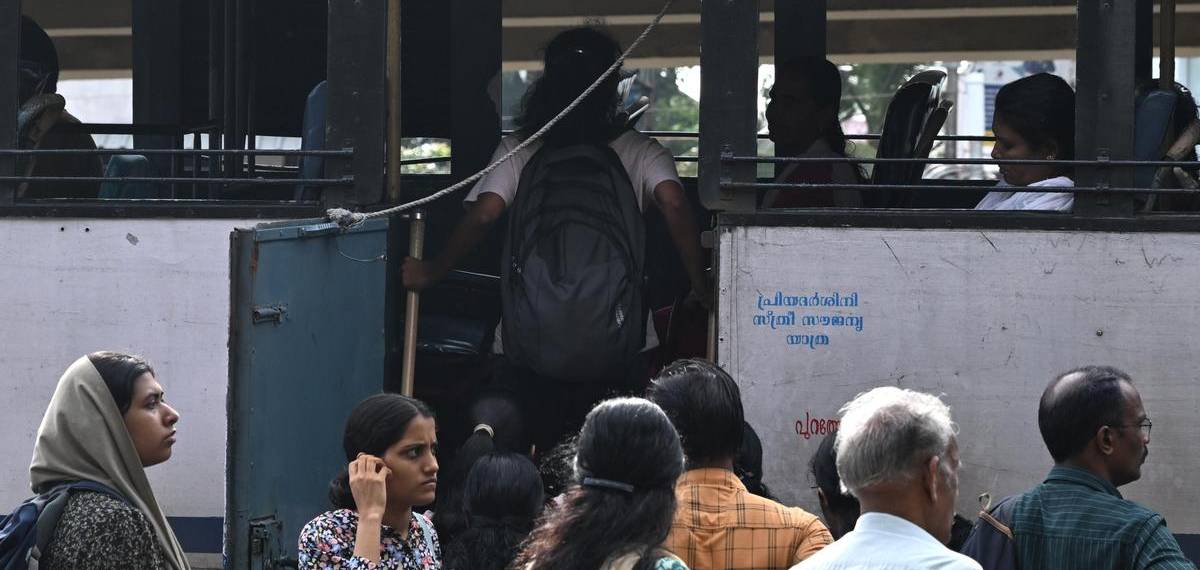 '64 പേര്ക്ക് സഞ്ചരിക്കാവുന്ന ബസില് കയറുന്നത് 140 പേര്, ജോലിഭാരവും ജോലിസമയവും വര്ധിച്ചു'; KSRTC ജീവനക്കാർ