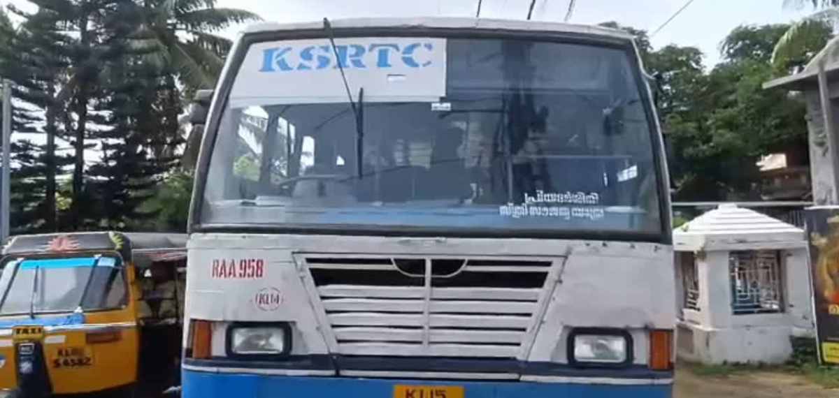 പാലക്കാട് പ്രിയദര്ശിനി ബസില് നിന്നും വീണ് കണ്ടക്ടര്ക്ക് പരിക്ക്