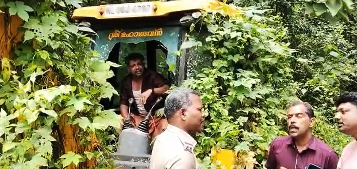 പിടിച്ചെടുത്ത JCB 5 വർഷമായിട്ടും തിരികെ നൽകിയില്ല; വനംവകുപ്പ് ഓഫീസില് ആദിവാസി യുവാവിന്റെ ആത്മഹത്യാ ഭീഷണി
