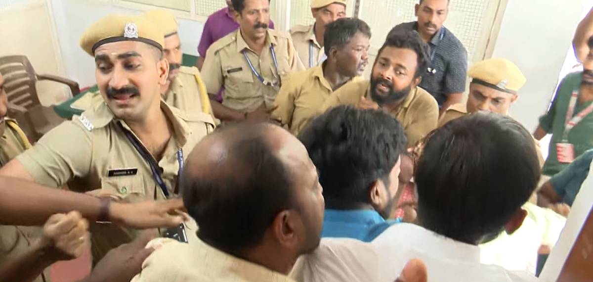 നിയമന വിവാദം; പിഎസ്സി ആസ്ഥാനത്ത് പ്രതിഷേധവുമായി യൂത്ത് കോണ്ഗ്രസ്