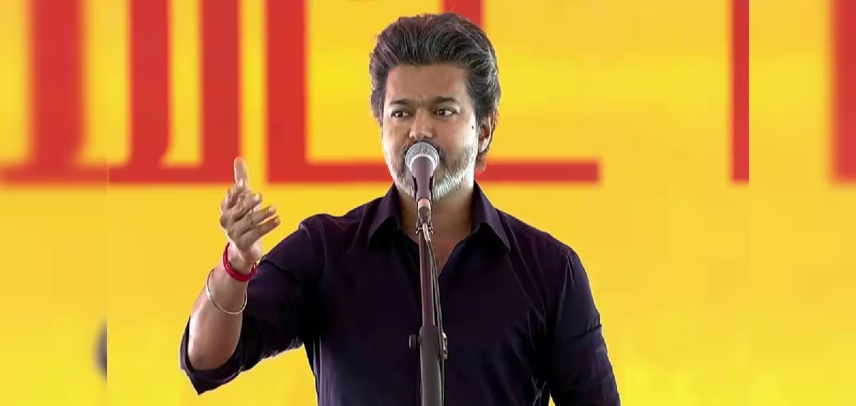 മുഖ്യമന്ത്രി വിജയ്യുടെ പ്രസംഗം സ്കൂളിൽ ലൈവായി പ്രദർശിപ്പിച്ചു; പ്രധാന അധ്യാപികയ്ക്ക് സസ്പെൻഷൻ