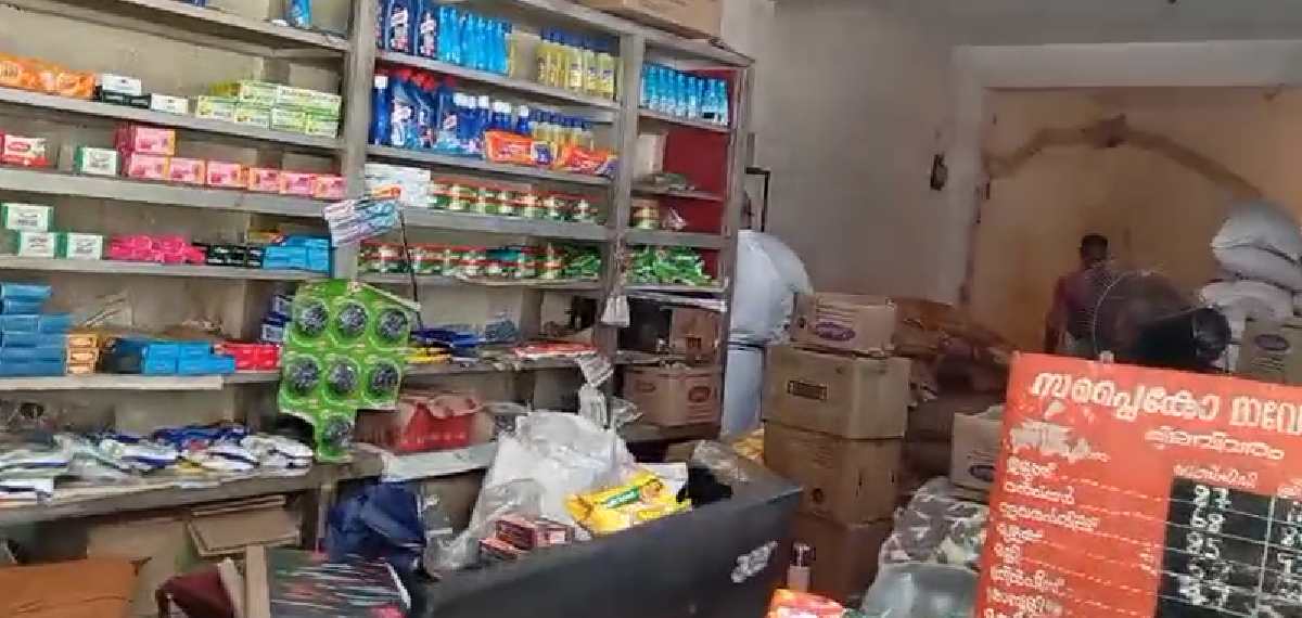 കോഴിക്കോട് മാവേലി സ്റ്റോറില് ജീവനക്കാരിക്ക് പാമ്പ് കടിയേറ്റു; യുവതി ചികിത്സയില്