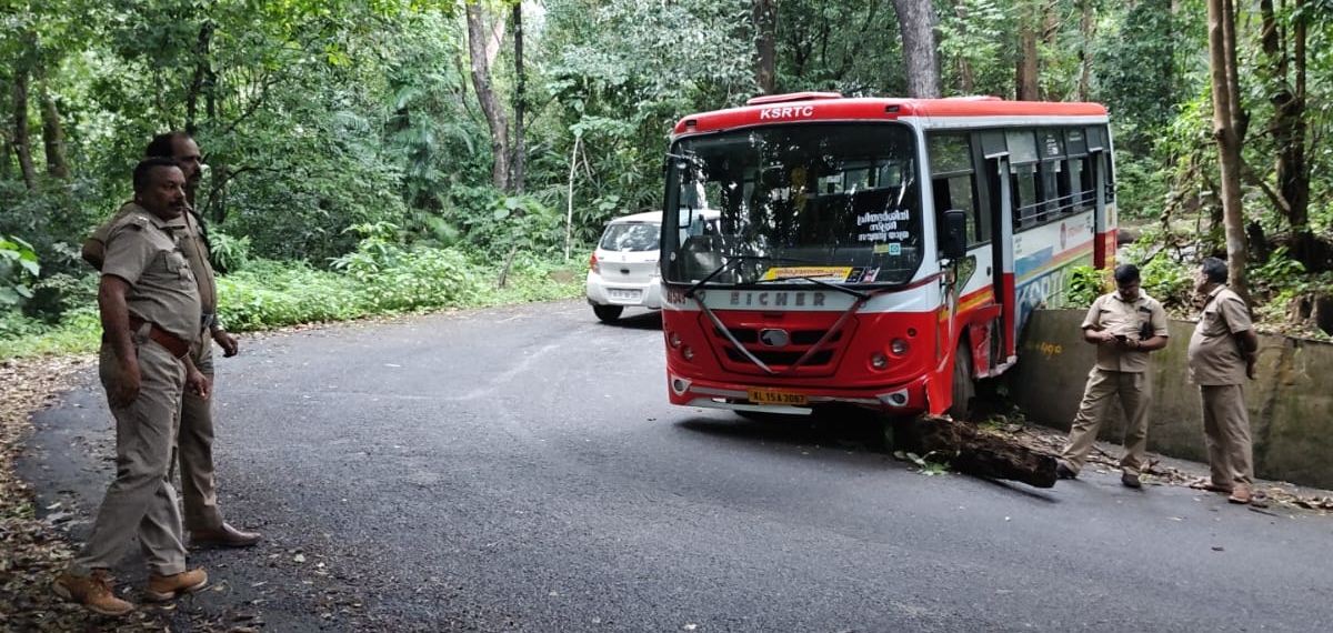 പൊന്മുടി ആറാംവളവിൽ പ്രിയദർശനി ബസിന് ബ്രേക്ക് നഷ്ടപ്പെട്ടു; ഡ്രൈവറുടെ സമയോചിതമായ ഇടപെടലിൽ വൻ അപകടം ഒഴിവായി