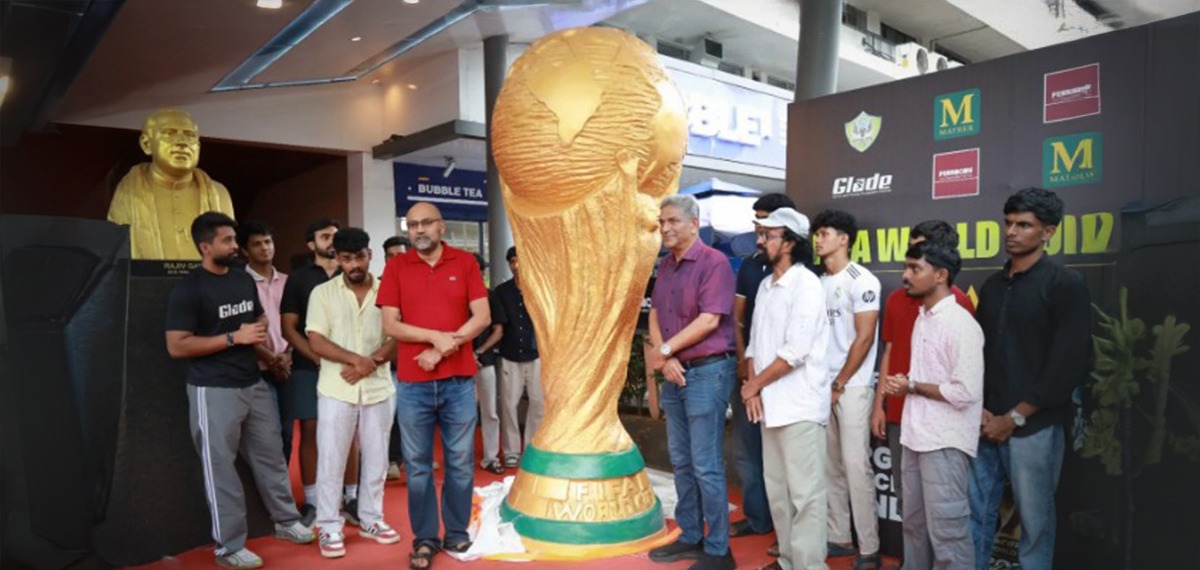 ലോകകപ്പ് ആവേശം വാനോളമുയർത്തി 10 അടി ഉയരമുള്ള കൂറ്റൻ ഫിഫ ട്രോഫി മാതൃക കൊച്ചിയിൽ അനാവരണം ചെയ്തു