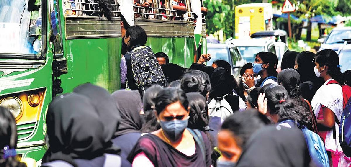 ബസുകളിൽ വിദ്യാര്‍ത്ഥി കണ്‍സെഷന്‍ പ്രായം 27 വയസായി ഉയര്‍ത്തി എംവിഡി; ദൂരപരിധി 40 കിലോമീറ്ററാക്കി