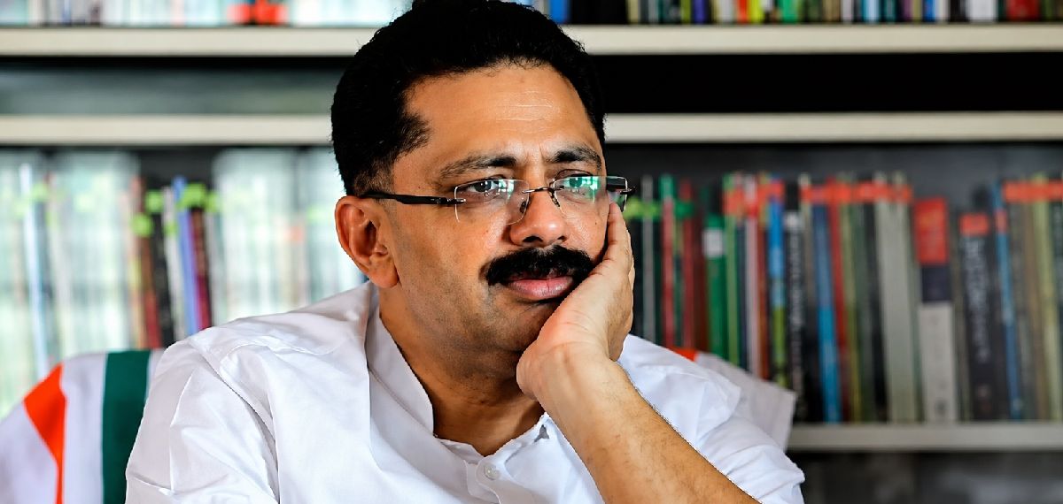 അനുമോദന ചടങ്ങില്‍ വിദ്യാര്‍ത്ഥിയുടെ ചെവിയില്‍ നുള്ളിയ സംഭവം; KT ജലീലിനെതിരെ കേസെടുത്ത് ബാലാവകാശ കമ്മീഷന്‍