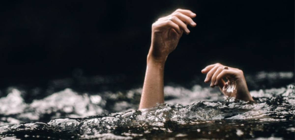 കാർ പുഴയിലേക്ക് മറിഞ്ഞ് അധ്യാപകനും മക്കളും മരിച്ചു; ജീവനൊടുക്കിയതെന്ന് നിഗമനം,സൂചനയായി വാട്സാപ്പ് സ്റ്റാറ്റസ്