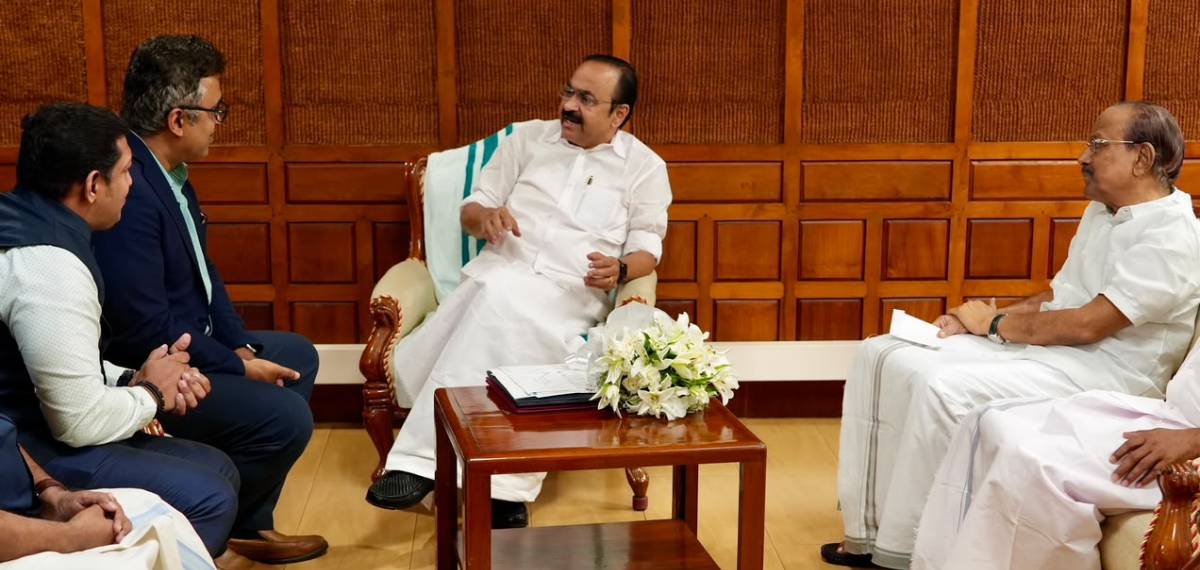 ടാറ്റ ഗ്രൂപ്പ് പ്രതിനിധികളുമായി ചർച്ച: മുഖ്യമന്ത്രി പറഞ്ഞത് കള്ളമല്ല; ചിത്രങ്ങൾ പുറത്തുവിട്ട് കുഞ്ഞാലിക്കുട്ടി