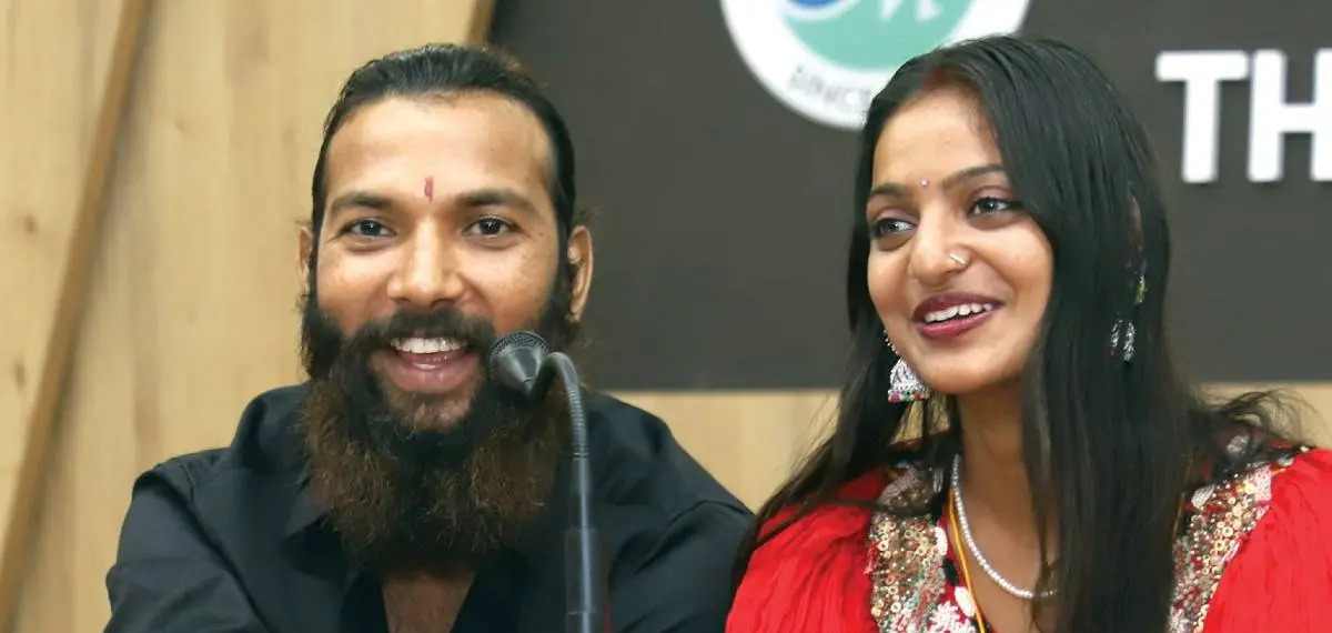 പൊലീസ് സംരക്ഷണം ആവശ്യപ്പെട്ട് കുംഭമേള വൈറൽ പെൺകുട്ടി സ്റ്റേഷനിൽ; പാസ്പോര്ട്ടും പണവും അപഹരിച്ചെന്നും പരാതി