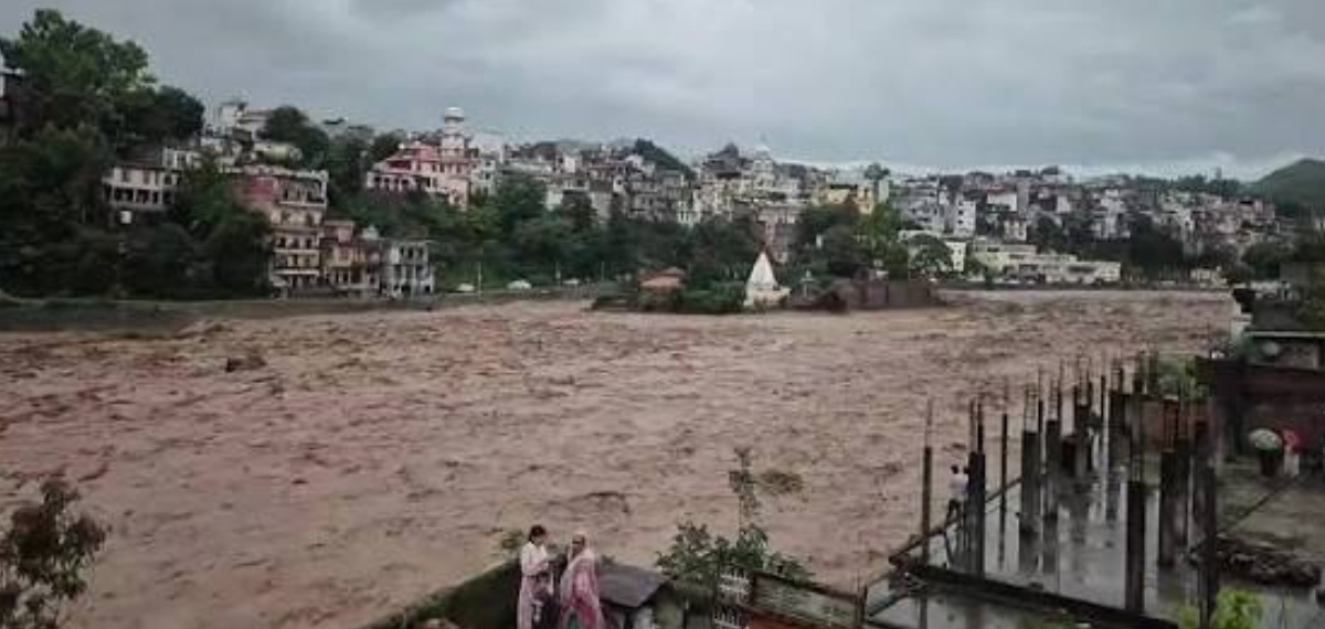 ജമ്മു കശ്മീരിലെ മഴക്കെടുതി; മരണസംഖ്യ ഉയരുന്നു, ഏഴുപേരെ കാണാതായി