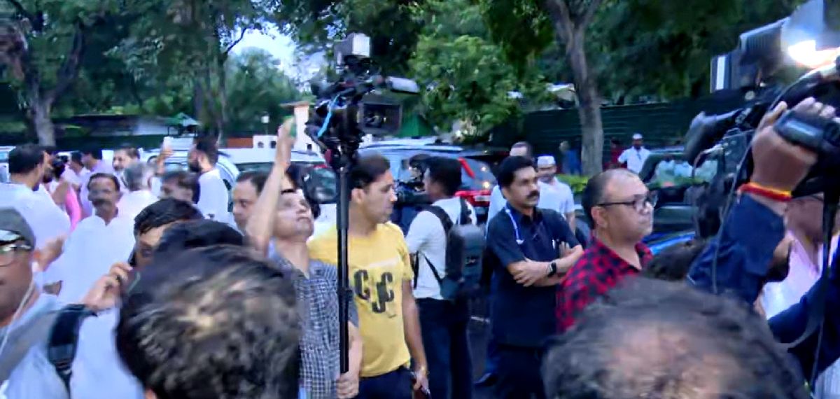 ഡല്‍ഹിയില്‍ പ്രതിപക്ഷത്തിന്റെ മിന്നല്‍ പ്രതിഷേധം; ഗാന്ധി സ്മൃതിയിലേക്ക് എംപിമാരുടെ മാര്‍ച്ച്