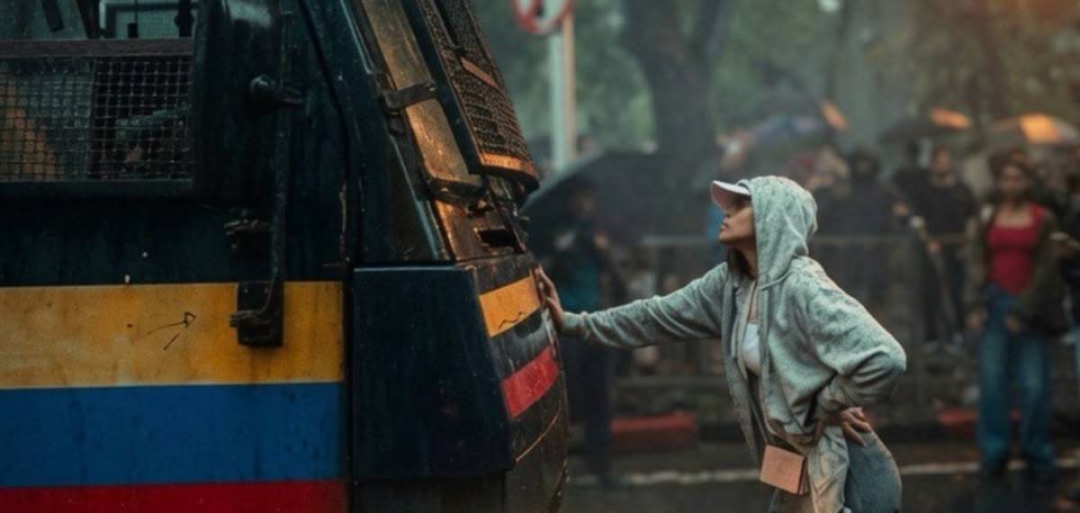 പൊലീസ് വാന് തടഞ്ഞ യുവതിയുടെ ചിത്രം വൈറല്; അറിയാം സോഷ്യല് മീഡിയ കത്തിച്ച താരത്തെ